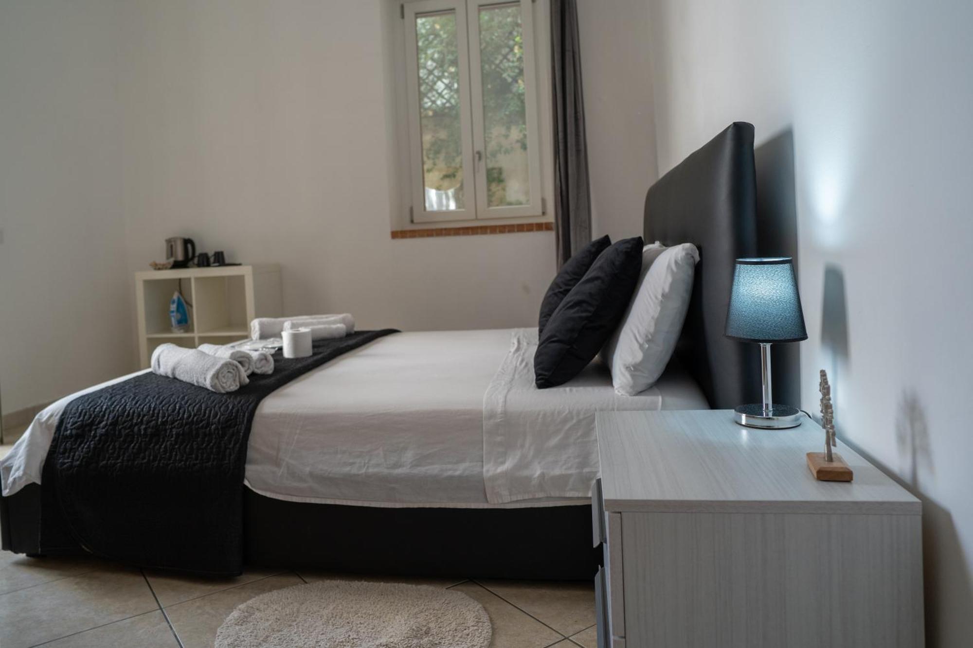 Whitehouse Bed & Breakfast Лече Екстериор снимка