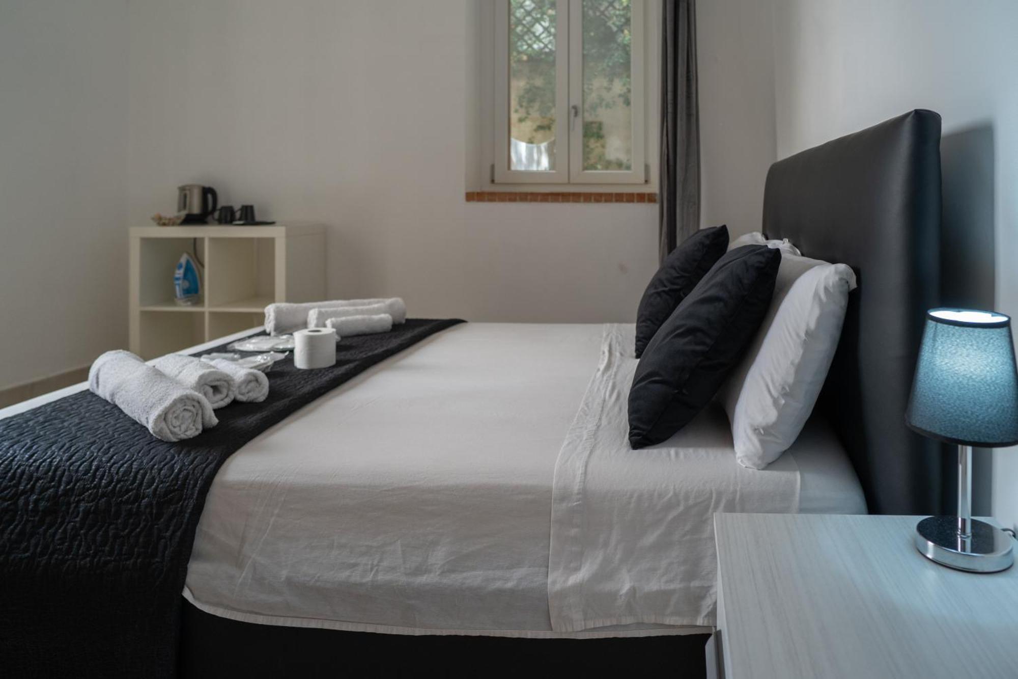 Whitehouse Bed & Breakfast Лече Екстериор снимка